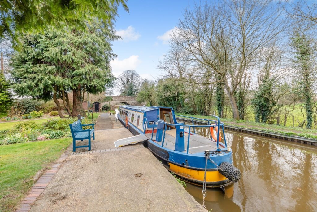 Accessible ramp connecting path to a canal boat